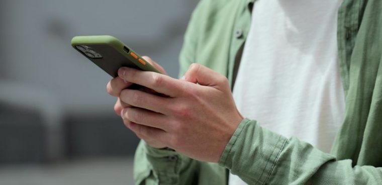 mężczyzna używa telefonu komórkowego do komunikacji