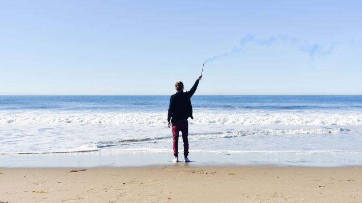 Meżczyzna na plaży - gdzie kiedy? Przyimki po angielsku