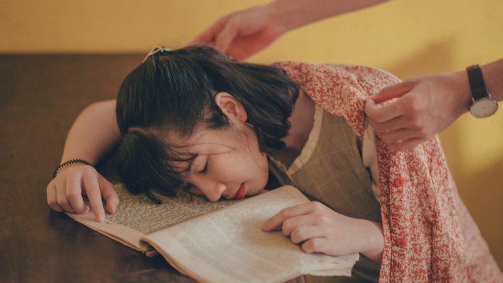 Dziewczyna, która zasypia nad książką - jak nie uczyć się angielskiego