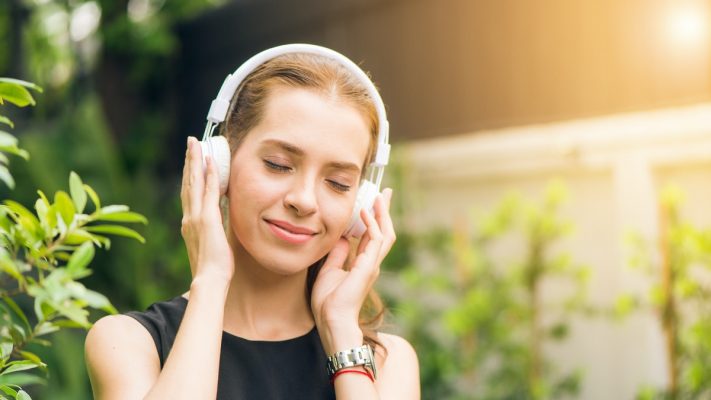 Kobieta w słuchawkach - podcasty po angielsku