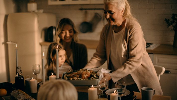 Święto Dziękczynienia - rodzina przy stole