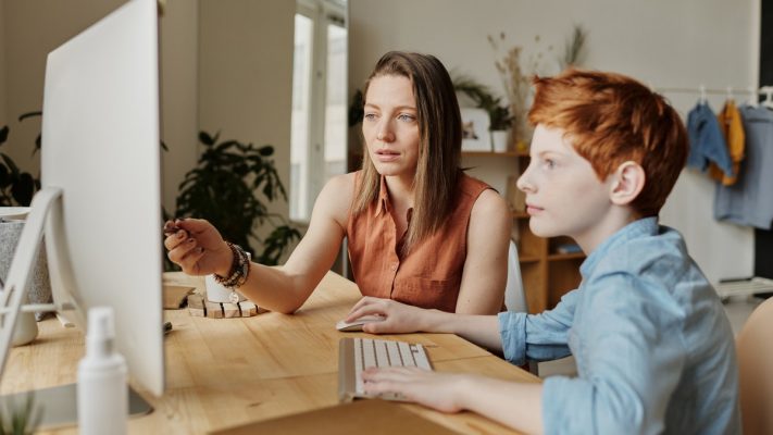 Angielskie czasy - mama i syn przed komputerem