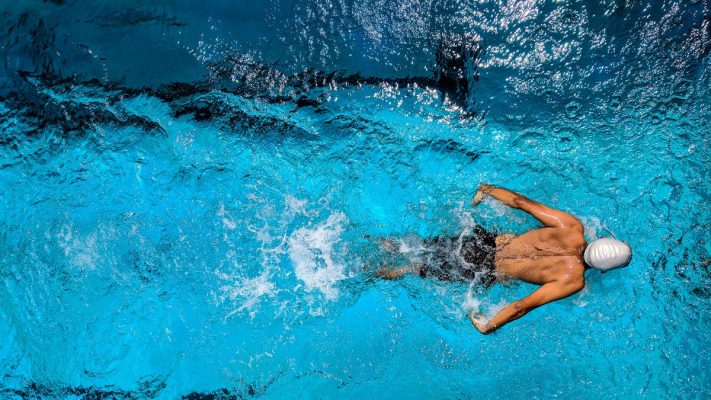 Sporty po angielsku - pływający mężczyzna