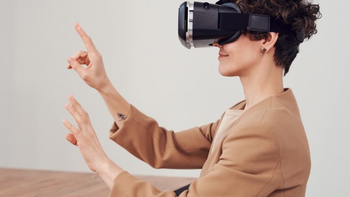 Future Perfect Continuous - kobieta w goglach do VR