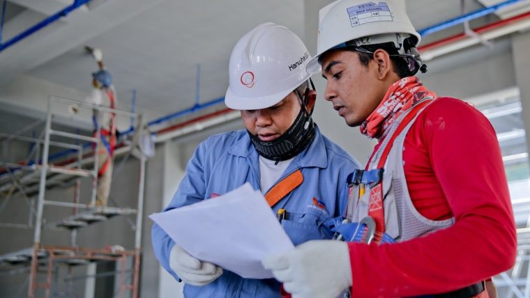 BHP po angielsku, czyli Bezpieczeństwo i Higiena Pracy