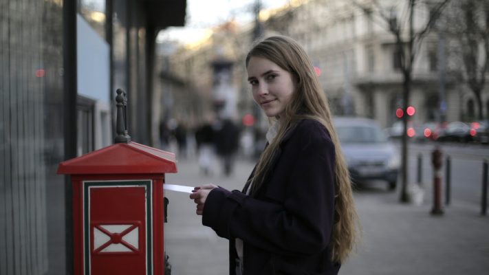 Dziewczyna przy skrzynce pocztowej - list po angielsku