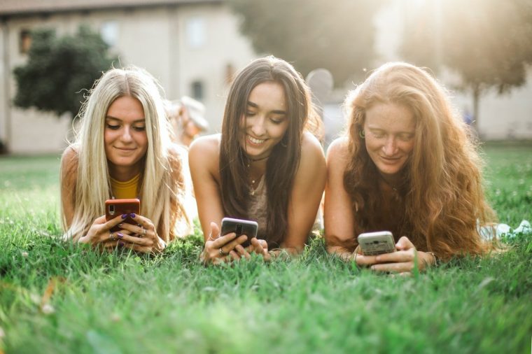 Social Media a nauka języka. Jak to połączyć?