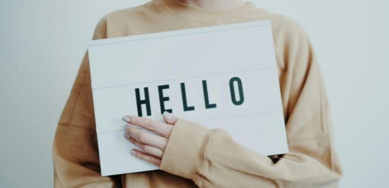 kobieta z tabliczką HELLO