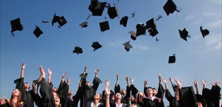 studenci kończą rok szkolny