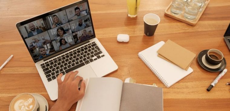spotkanie online na laptopie