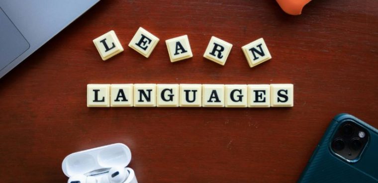 litery układające się w napis "Learn languages"