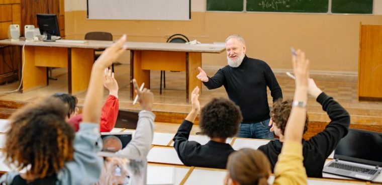 uczniowie w klasie uczą się angielskiego