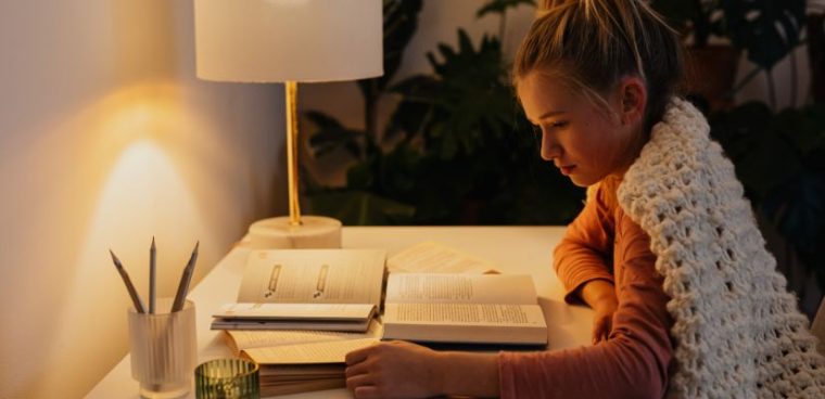 have something done - uczennica uczy się angielskiego