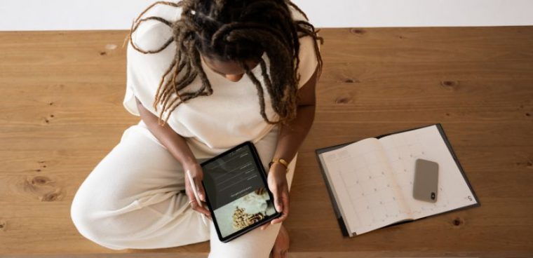 kobieta uczy się angielskiego na tablecie