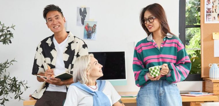 grupa młodych osób z różnych krajów rozmawia po angielsku