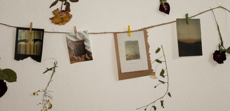 pocztówki i zdjęcia jako dekoracja ściany
