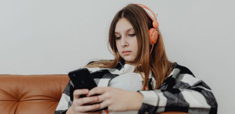 dziewczyna w słuchawkach słucha angielskich piosenek