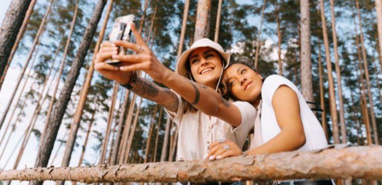 dwie dziewczyny robią sobie selfie w lesie