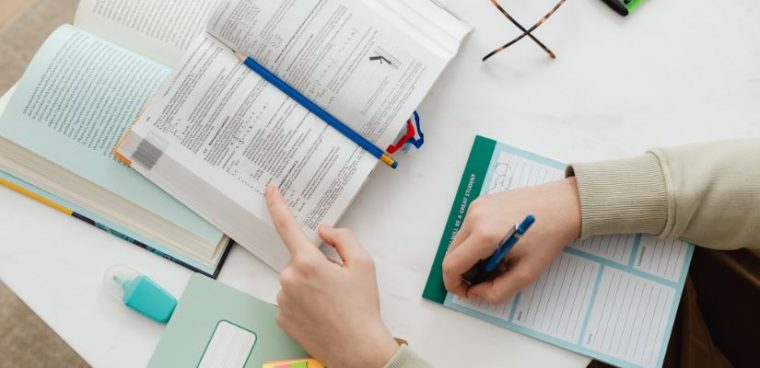 nastolatek uczy się z książek po angielsku