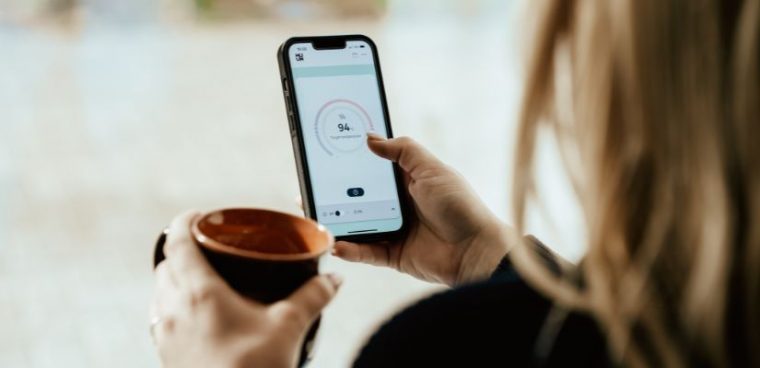 kobieta korzysta ze swojego smartfona, żeby uczyć sie języka