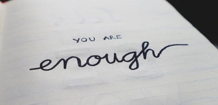 Napis "you are enough" na kartce