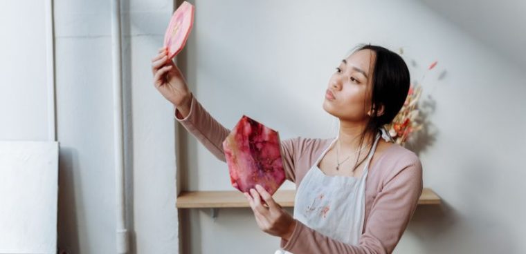 młoda kobieta porównuje dwa rodzaje płytek