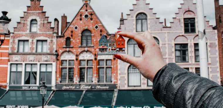 Kamienice w Brugii: który budynek jest mniejszy?