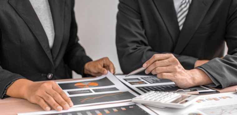 dwie osoby rozmawiają o danych biznesowych