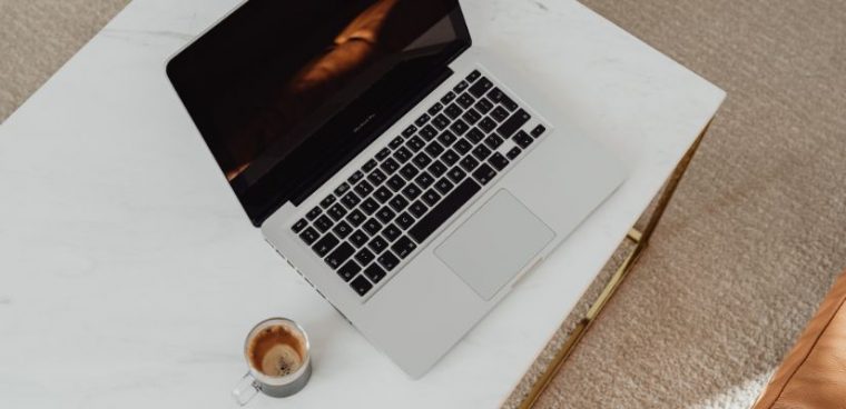 służbowy laptop leżący na stole