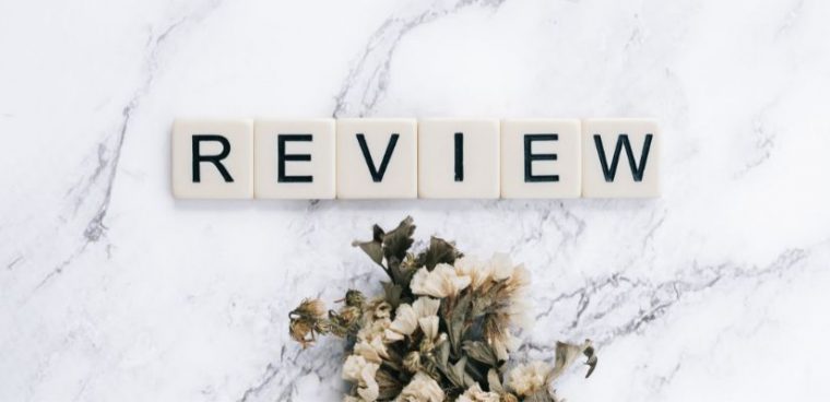 napis układający się w angielski napis REVIEW