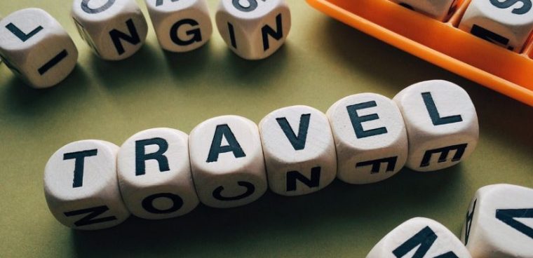drewniane kostki układające się w angielski napis TRAVEL